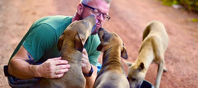 L’uomo che sfama i cani randagi