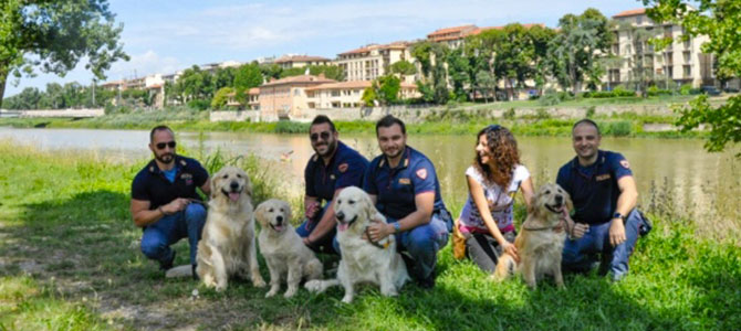 Poliziotti salvano padrona e i suoi cani caduti nell’Arno