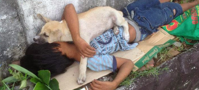 bambino e cane abbracciati e1489352656113